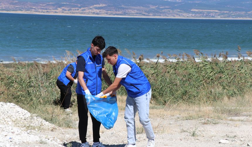 Kuruma tehdidi altındaki Burdur Gölü'nün çevresi atıklardan temizlendi