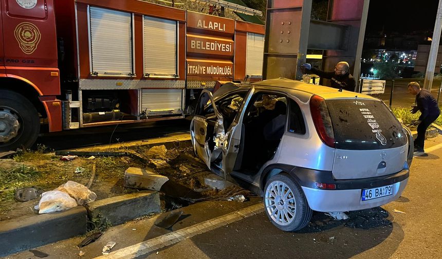 Zonguldak'ta üst geçidin direğine çarpan otomobildeki 2 kişi öldü