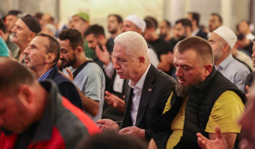 İstanbul'da aileler Gazze için sabah namazında bir araya geldi