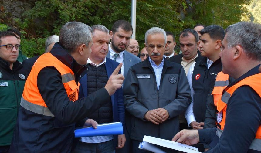 Bakanlar Uraloğlu ve Bak, selden etkilenen Artvin'de