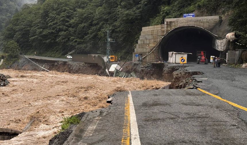 Rize’de sağanak: Köprü çöktü yollar kapandı