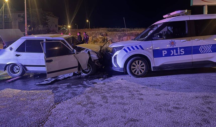 'Dur' ihtarına uymayan sürücü ekip aracına çarptı