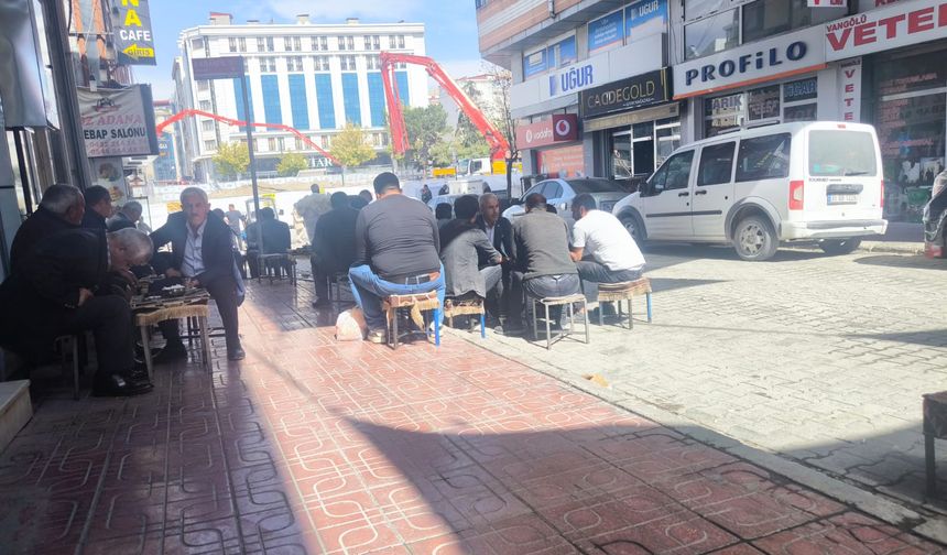 Van Çarşısı Esnafın İşgali Altında Vatandaşın Sokakları Gasp Ediliyor!