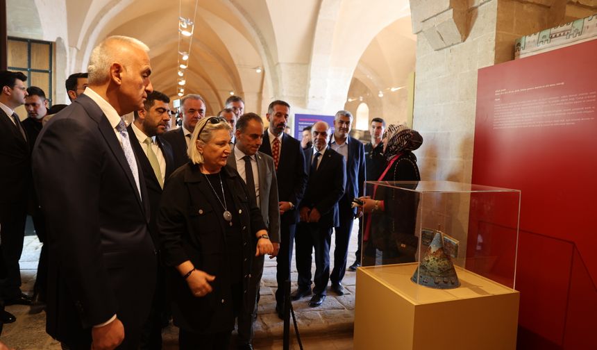 Bakan Ersoy, Mardin Kültür Yolu Festivali kapsamında açılan sergileri gezdi