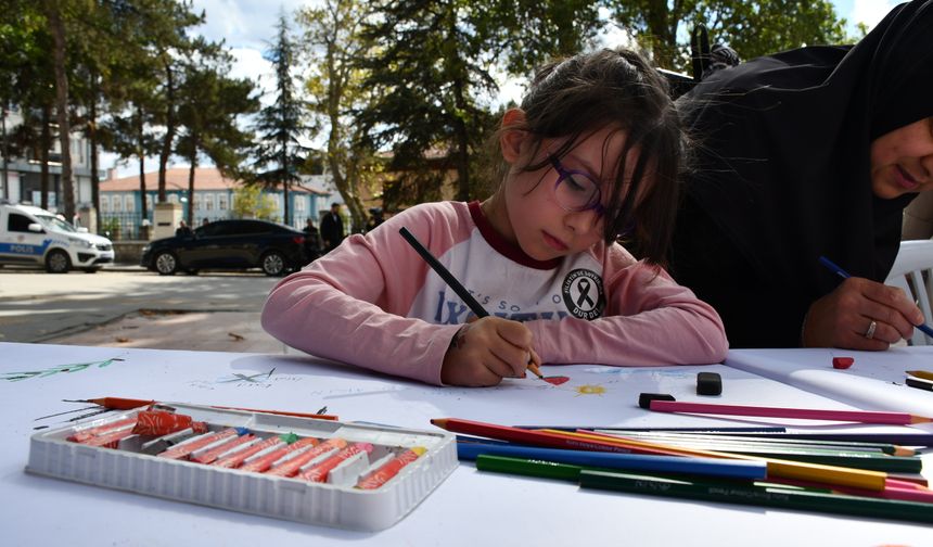 Bilecik ve Kütahya'da çocuklar Filistinli akranları için resim çizdi
