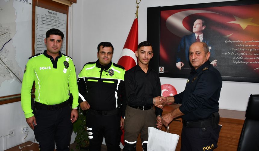 Cezadan sonra kask kullanmaya başlayan kurye, kaza geçirince polise teşekkür etti