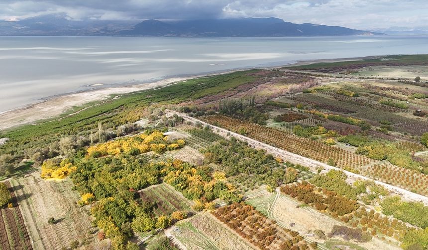 Isparta'da sonbahar renklerine bürünen Eğirdir Gölü havadan görüntülendi