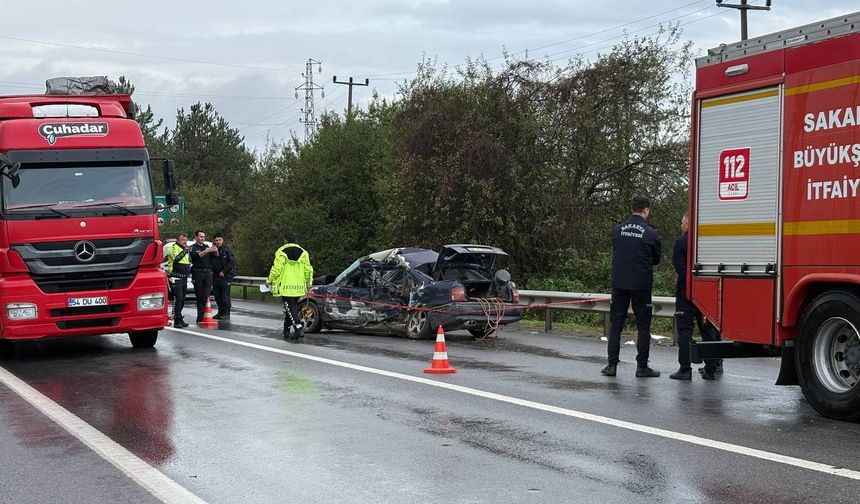 Sakarya'da otobüsle çarpışan otomobildeki 1 kişi öldü, 2 kişi yaralandı
