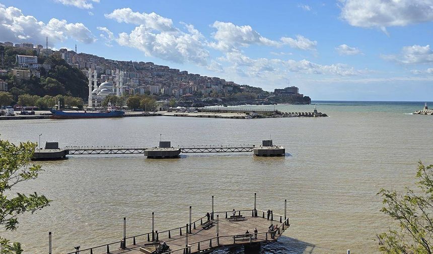Zonguldak’ta yağmur sonrası deniz kahverengiye büründü