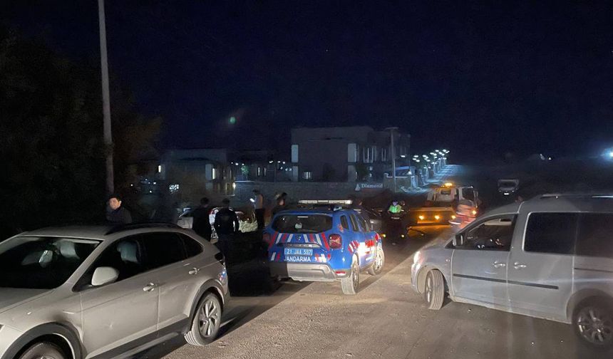 Diyarbakır'da 'dur' ihtarına uymayan sürücü aracıyla 3 otomobile çarptı