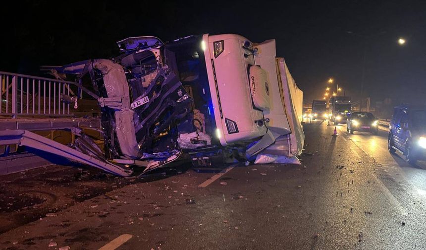 Eskişehir-Ankara yolunda devrilen tır ulaşımı aksattı