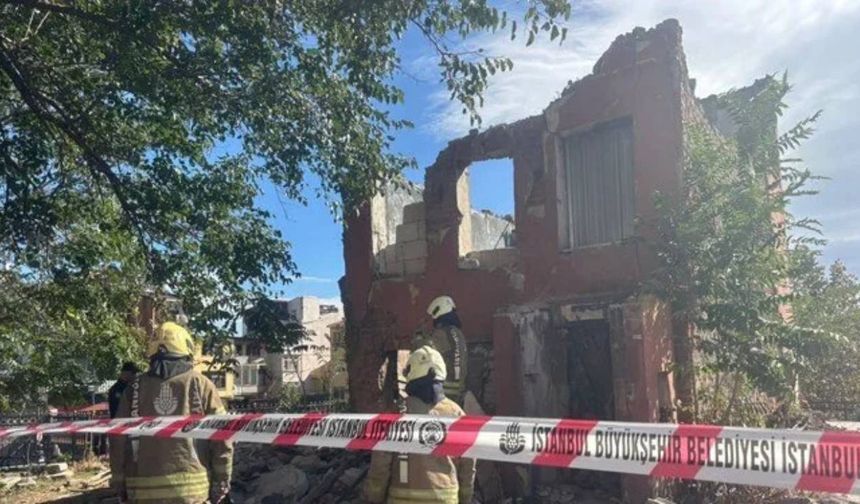 Kocaeli'de balkon duvarının bir bölümü yıkılan 2 katlı bina boşaltıldı