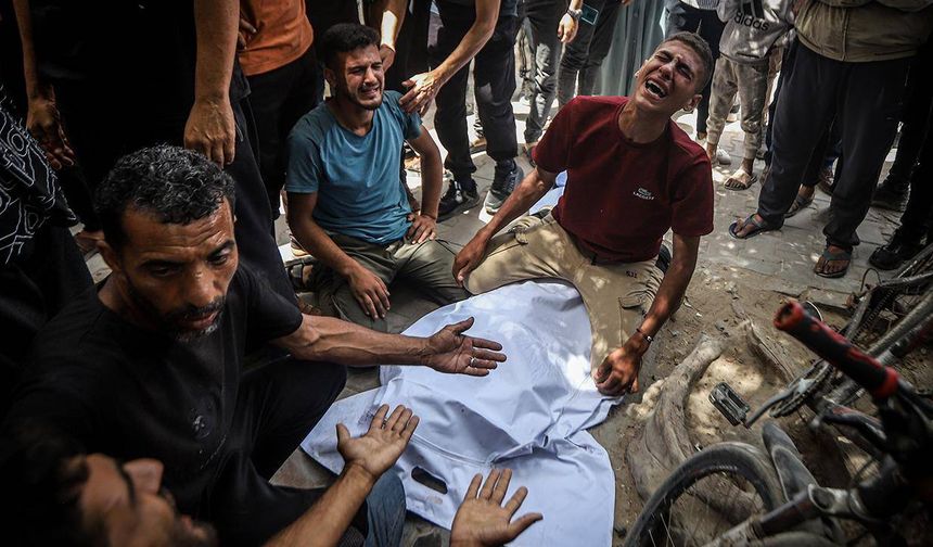 Katil İsrail, işgal altındaki El-Halil'de bir Filistinliyi katletti