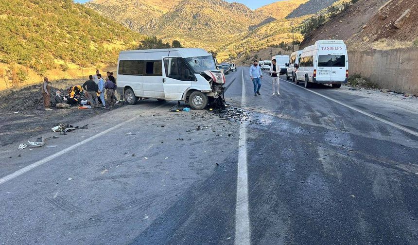 Şırnak'ta minibüs ile hafif ticari araç çarpıştı: 11 yaralı