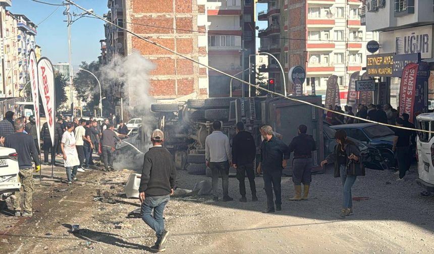 Malatya'da freni arızalanan kamyon 15 araca çarptı: 3 yaralı