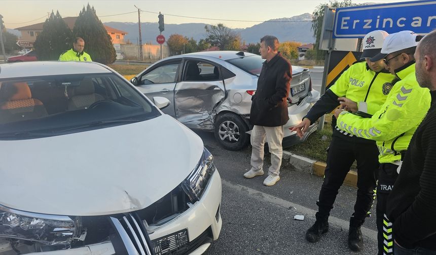 Erzincan'da iki otomobilin çarpışması sonucu 5 kişi yaralandı