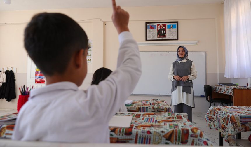 Irak sınırında görev yapan Gülay öğretmenden okuldan eve uzanan eğitim seferberliği