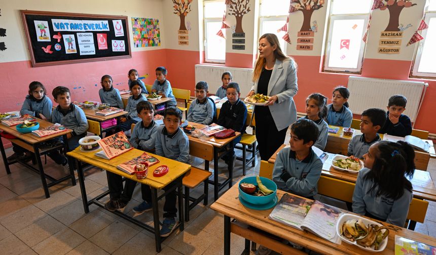İran sınırındaki okulun öğrencileri çevre bilincini yaşayarak öğreniyor