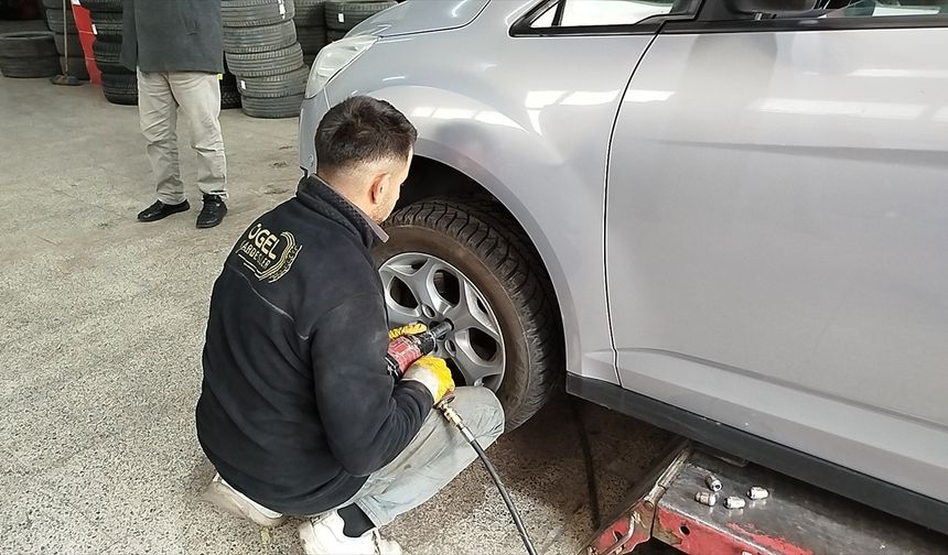 Kars'ta zorunlu kış lastiği uygulaması nedeniyle lastikçilerde yoğunluk yaşanıyor