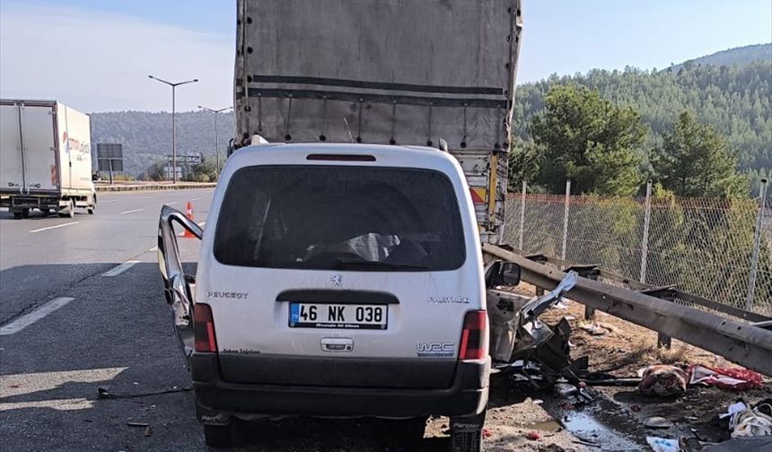 Mersin'de kamyon ile hafif ticari araç çarpıştı