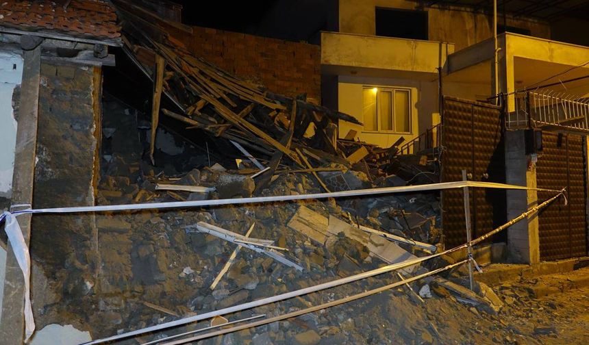 Balıkesir'de metruk bina çöktü