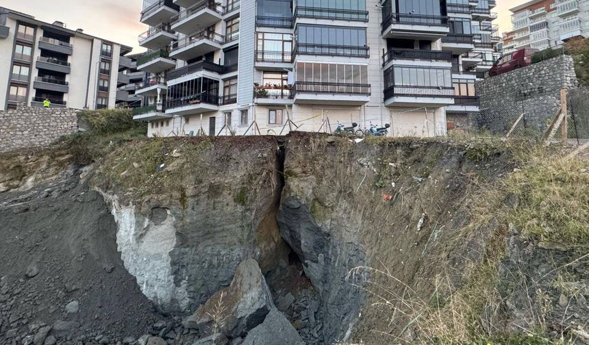 Bartın'da inşaat alanında göçük: Yan apartman tahliye edildi