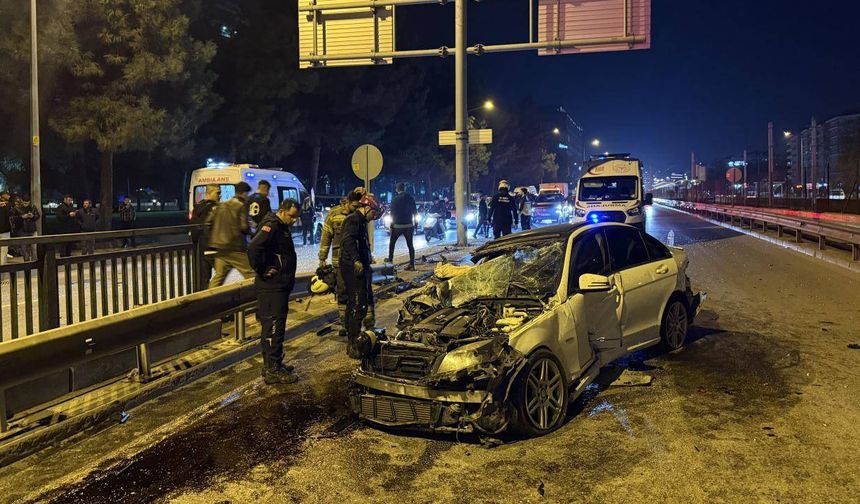 Önce direğe sonra minibüse çarptı: 6 yaralı