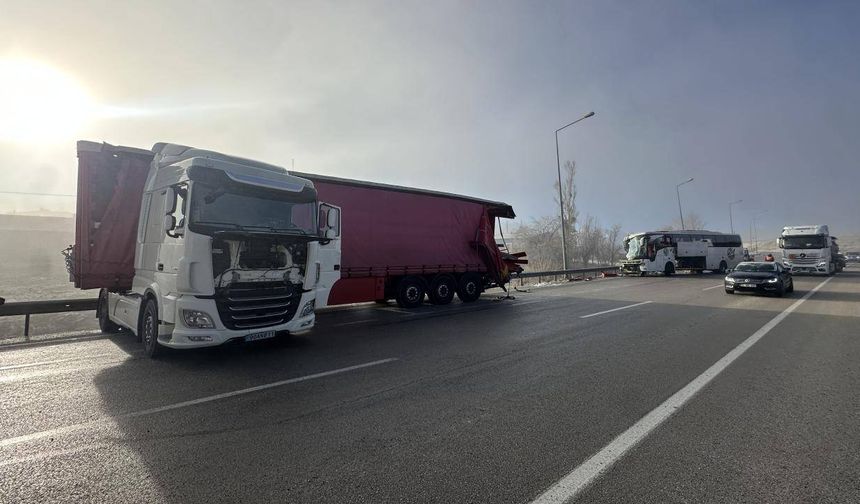 Erzurum'da yolcu otobüsü ile tır çarpıştı: 11 yaralı