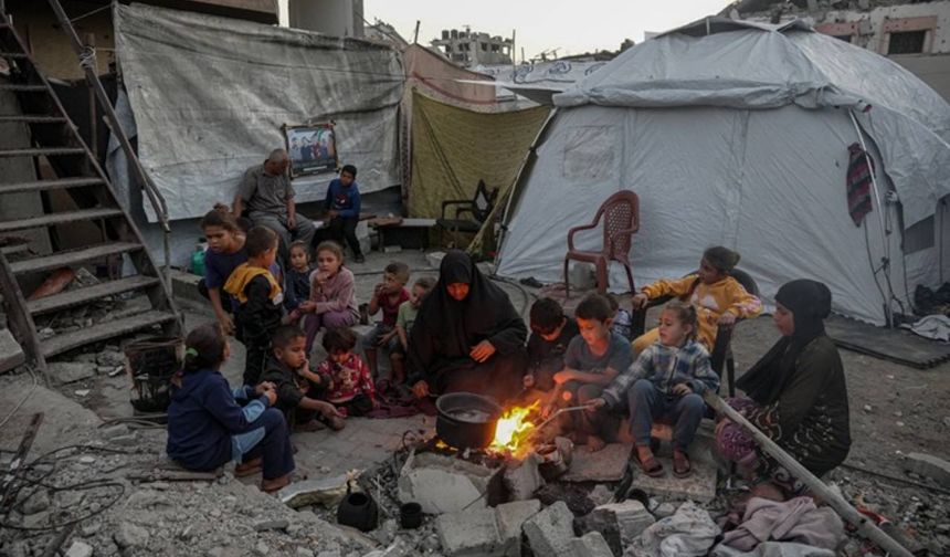 Gazzeli yaşlı çift 36 torunla hayatta kalma mücadelesi veriyor