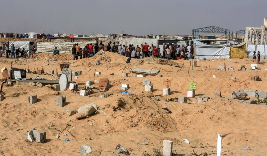 Gazze’de ölümle yaşam iç içe geçti: Filistinliler mezarlıklarda barınıyor
