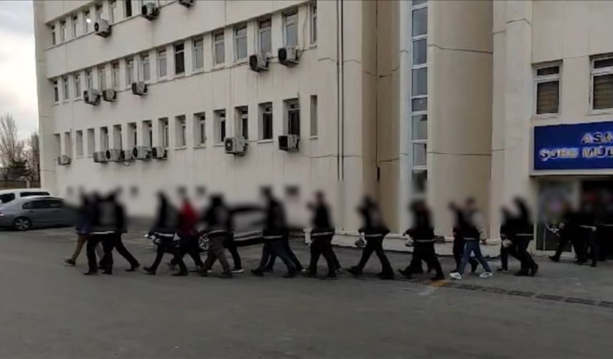 Kendilerini polis ve savcı olarak tanıtan 25 dolandırıcı tutuklandı