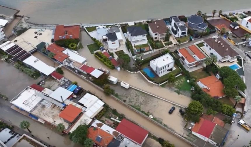 İzmir sağanağa teslim! Yollar çöktü, ev ve iş yerlerini su bastı