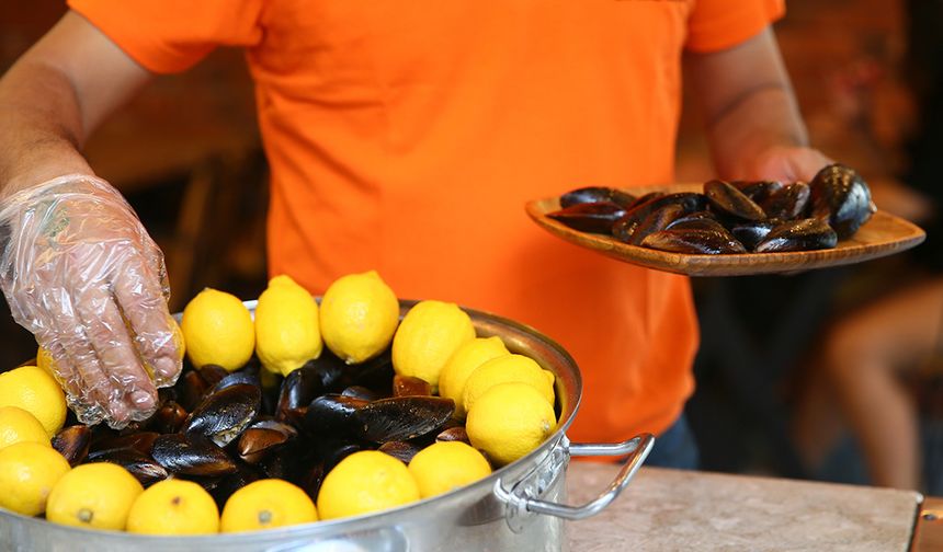 İzmir'de kaçak avlanan 27 ton midye ele geçirildi