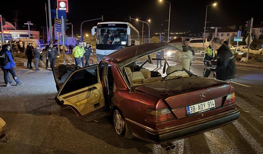 Nevşehir'de otomobil tur otobüsü ile çarpıştı: 2 ölü, 3 yaralı