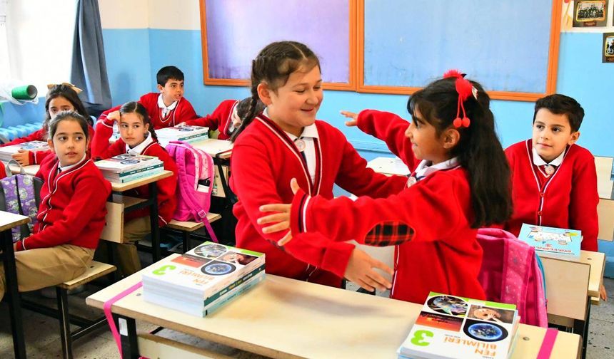 Öğrenciler ikinci döneme "Bayrak Sevgisi" ile başlayacak