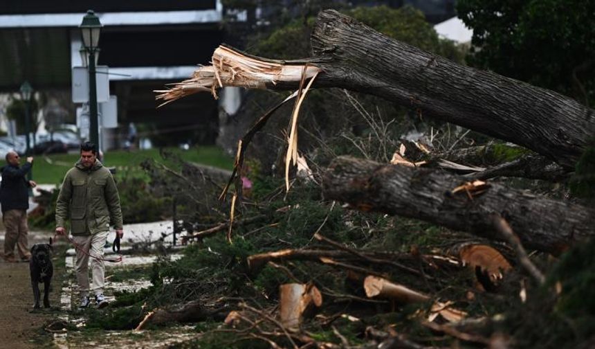 Portekiz'de kötü hava şartları nedeniyle 2 kişi öldü