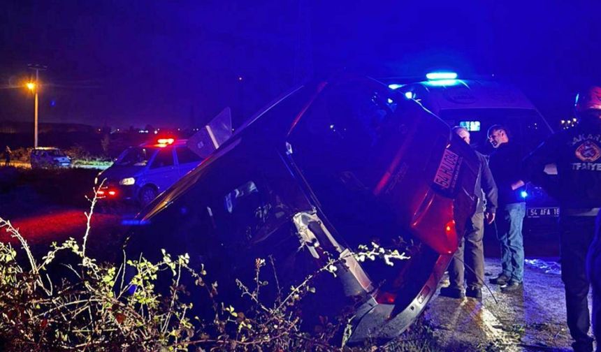 Sakarya'da iki hafif ticari araç çarpıştı: 1 ölü