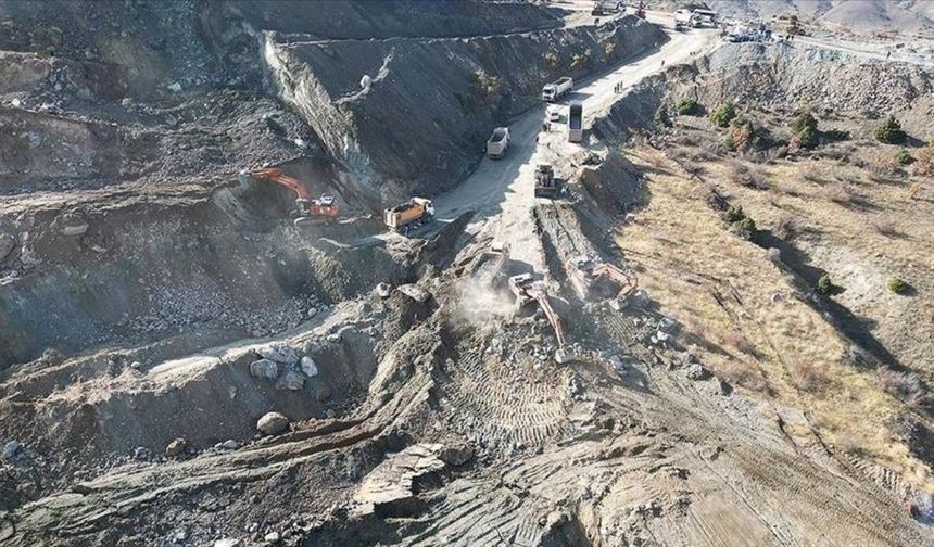 Göçük altındaki madenciyi arama çalışmalarında 8. gün