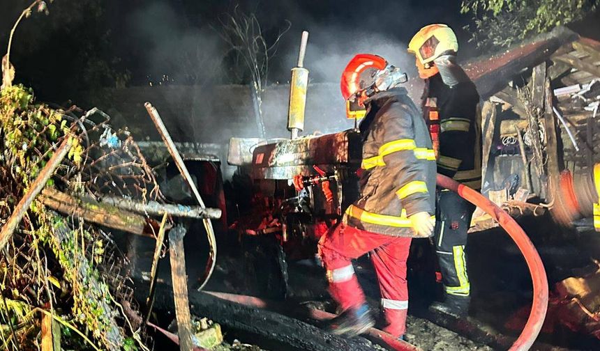Bartın'da yıldırım isabet eden 2 araç küle döndü