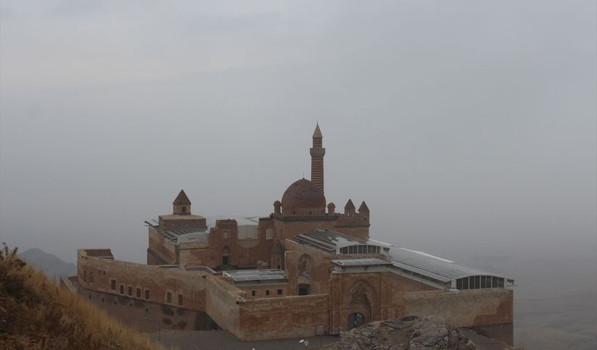 Ağrı'da İshak Paşa Sarayı'nın çevresi sise büründü