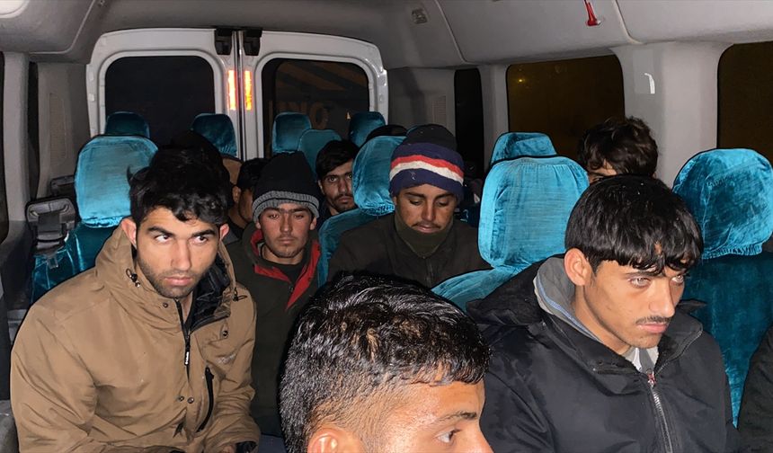 Erzurum'da 37 göçmen yakalandı, 3 zanlı tutuklandı