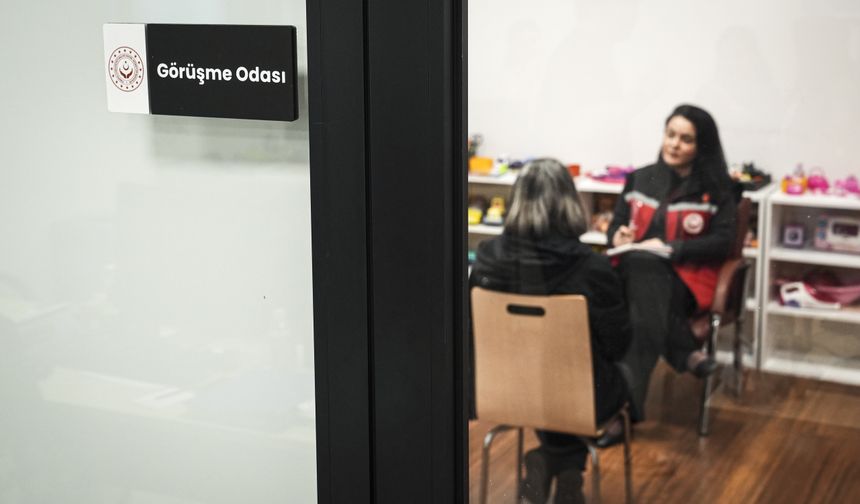 İstanbul'un 'kırmızı yeleklileri' sosyal hizmetleri kapı kapı dolaşarak ulaştırıyor