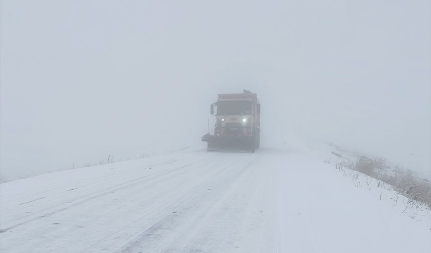 Kars-Göle kara yolunda kar ve sis ulaşımı olumsuz etkiliyor