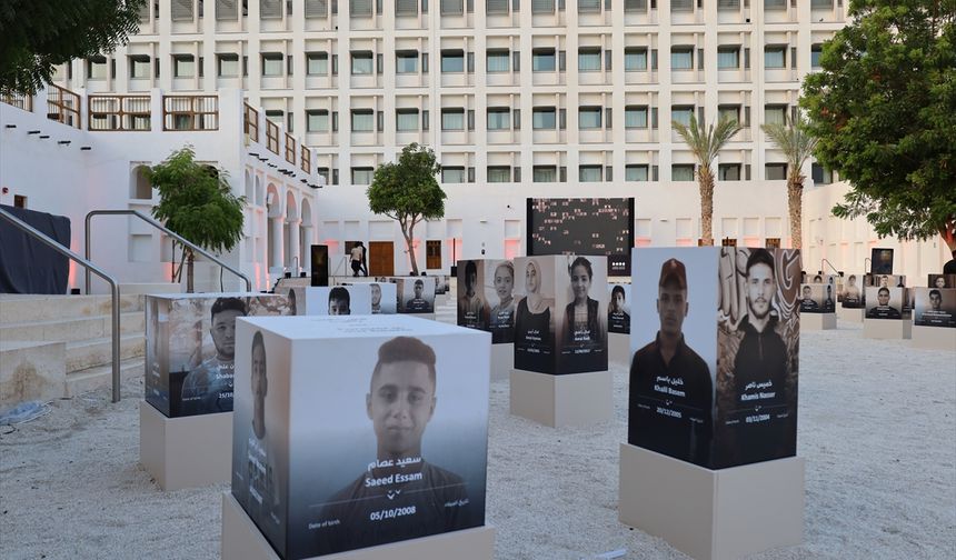 Katar'da Gazzeli çocukları temsil eden '241' sergisi açıldı