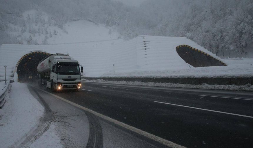Bolu Dağı'nda sis ve sağanak etkili oldu
