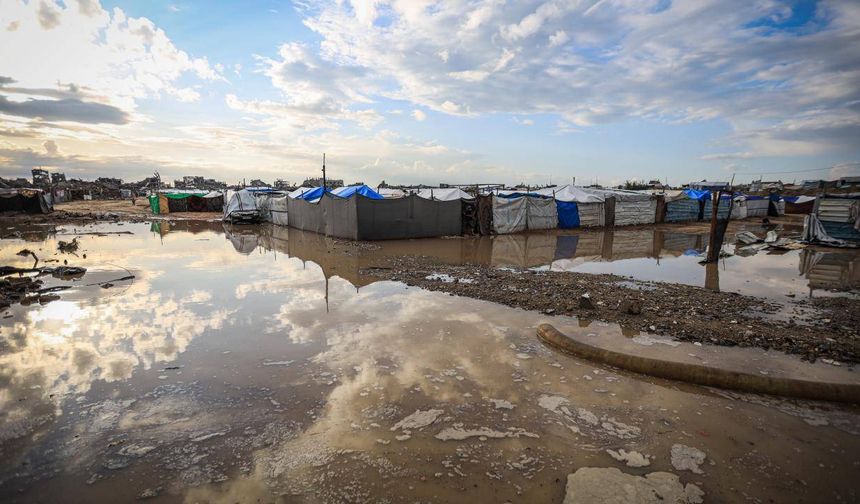 Gazze'de yüzlerce çadır su altında kaldı