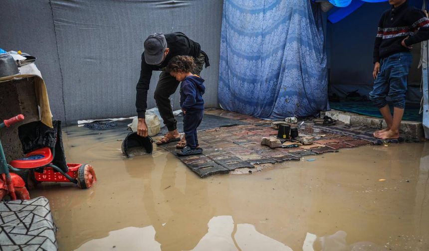 Gazze'de binlerce çadır su altında kaldı