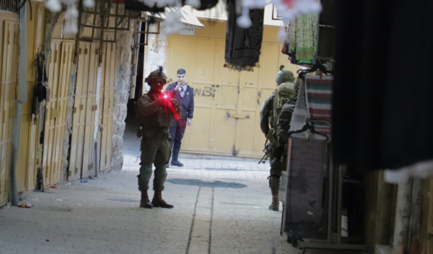 İsrailli işgalciler Batı Şeria'da Filistinlilere saldırıyor