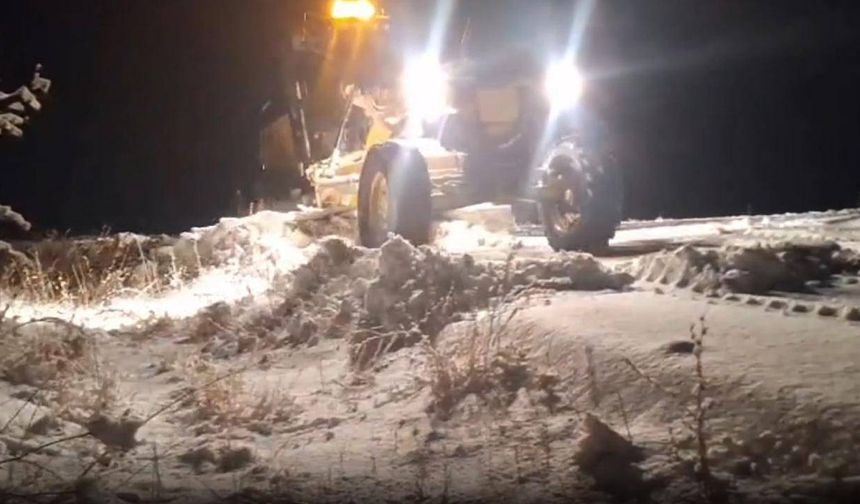 Kars'ta köy yolunda mahsur kalan araç ekiplerce kurtarıldı