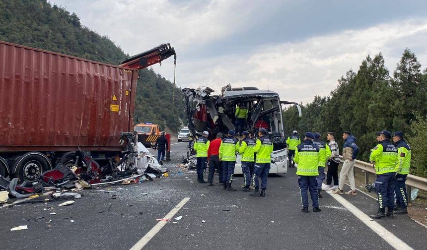 Osmaniye'de yolcu otobüsü tıra çarptı: 7 ölü, 11 yaralı